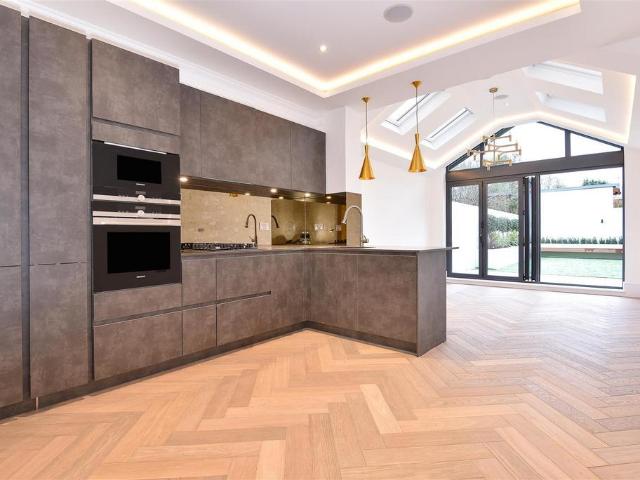 454 Upper Richmond Road, London, SW15 5LP, United Kingdom | 3 bed apartment for rent #138852108 | Rentberry