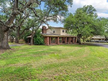 455 Robins Ln