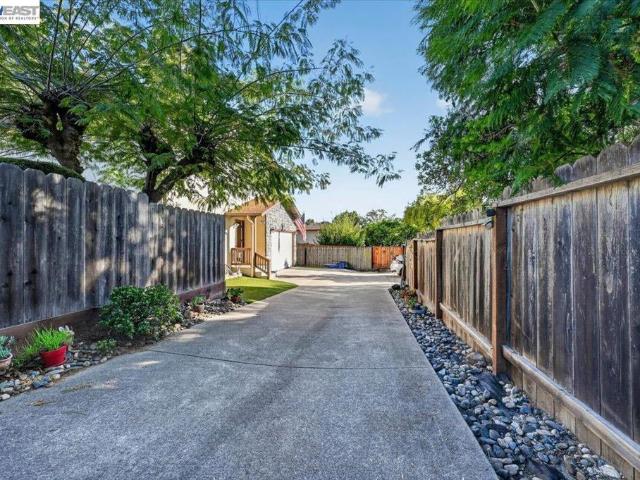 4561 Edwards Ln