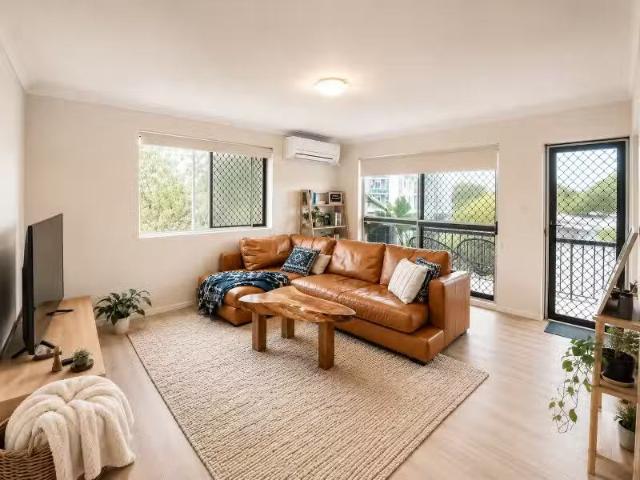 4/57 St Leonards Street, Coorparoo Apartment for rent Listed.