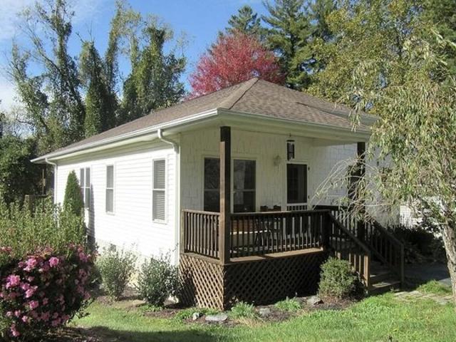 457 Toms Hill Dr, Hendersonville, NC 28739