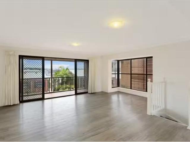 45/8 Water Street, Birchgrove Townhouse for rent Listed by La.