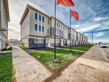 Chestermere, Alberta - Office room, Parking