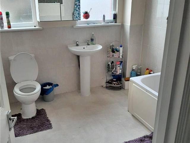 4/5 bedroom house in SEVEN KINGS for £1970 PCM