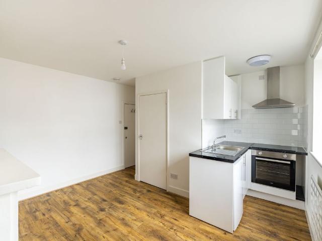 45 Earlswood Road, Redhill RH1, Studio to rent, £975 pcm | PrimeLocation