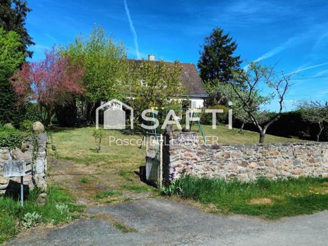 45 Minutes par A89 de Clermont Ferrand.Au RC, Une chambre et salle de bain wc. maison de 5 pièces offre une surface habitable de 132 m²