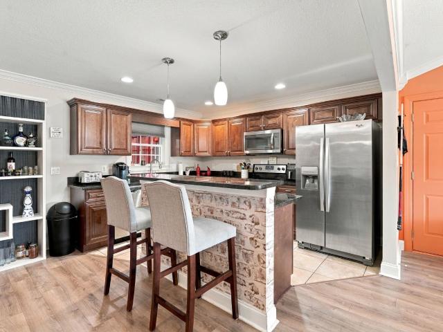 460 Oakham Dr