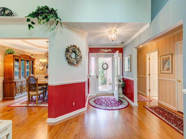 466 Country Club Dr