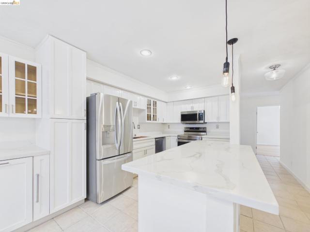 466 Crescent St 114