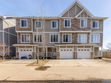 Morinville, Alberta - Equipped kitchen