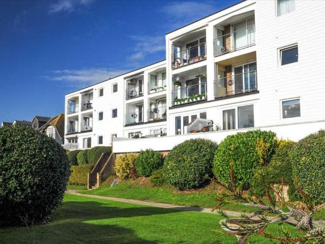 46 Grand Parade, Leigh on Sea SS9 2 bed apartment to rent £2,350 pcm £542 pw