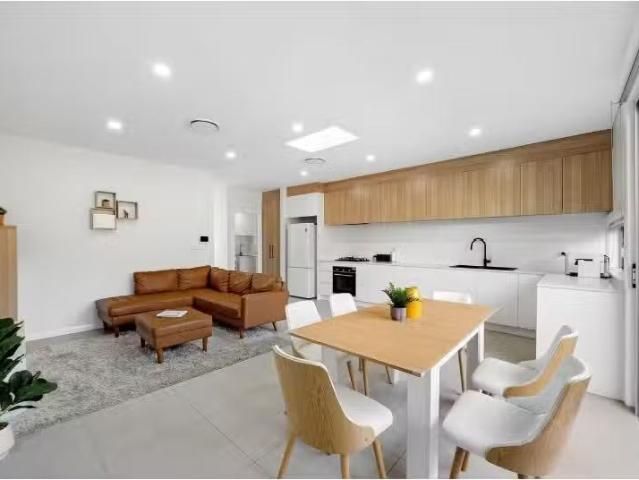 4/6 Kalimna Street, Moorebank Townhouse for rent Listed by Le.