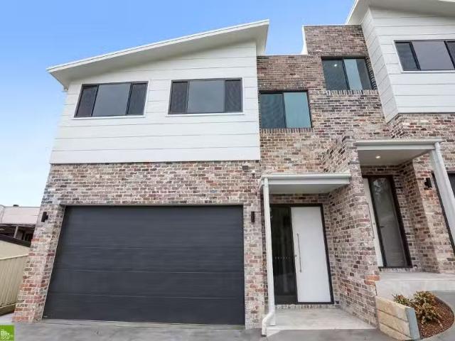 46A First Avenue North, WARRAWONG Townhouse for rent Listed b.