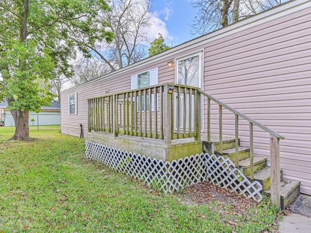 4702 10th St, Bacliff, TX 77518