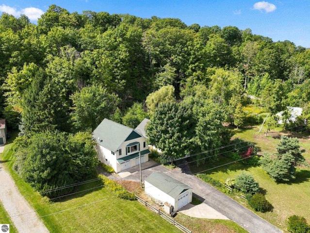 4822 S West Bay Shore Dr, Suttons Bay, MI 49682