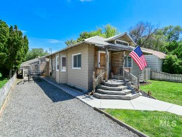 486 W Main St