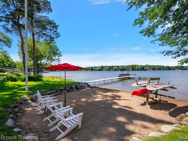 4875 Old Orchard Trail