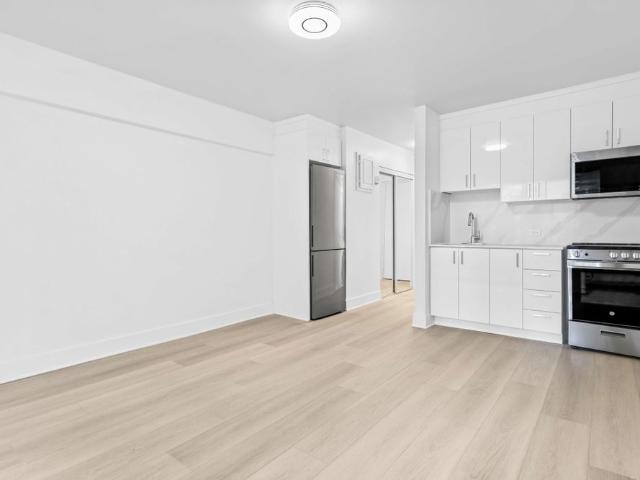 4875 Edouard Montpetit, Charming Studio with Natural Light