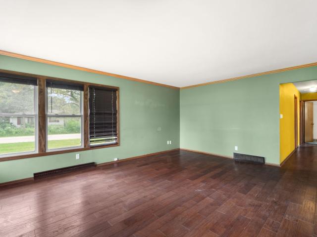 4883 Lois Ln