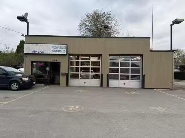 489 Ch. Du Bord De L'Eau, Laval Sainte Dorothée, QC, H7X 1T2.