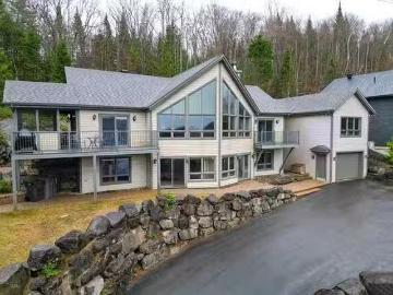 48 48A Rue Des Trembles, Sainte Marguerite Du Lac Masson, QC.