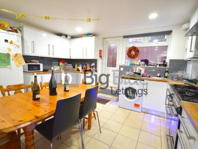 48 Brudenell Mount, Hyde Park, Leeds LS6 6 bed terraced house to rent £3,250 pcm £750 pw