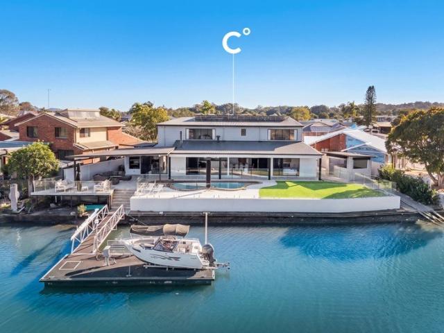 48 Metres of Waterfront Luxury An Entertainer's Paradise