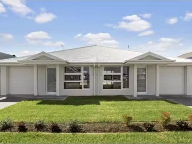48b Crestwood Road, Thornton House for rent Listed by Maison.