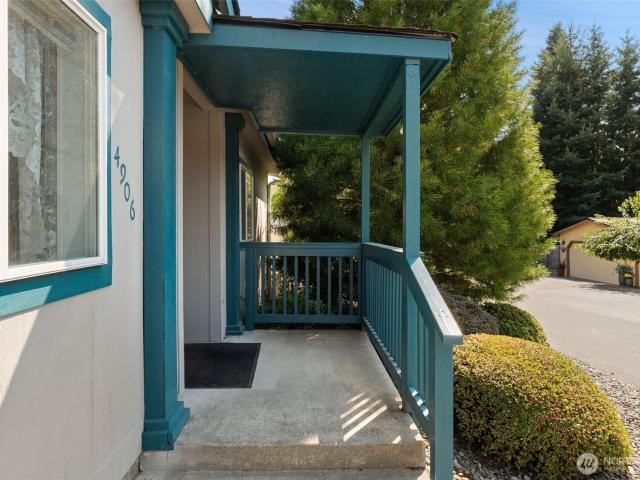 4906 Wildflower Lane NE