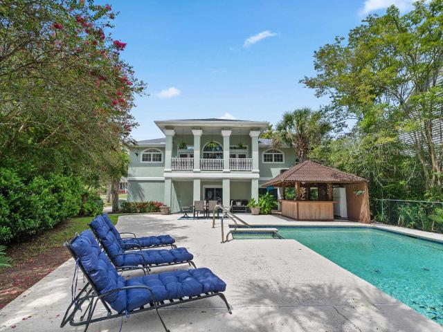 4907 Woodview Ln