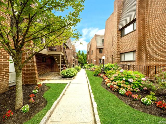 492 N Broadway 10