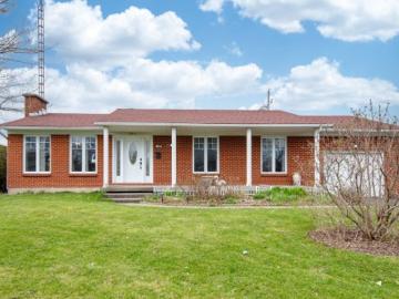 House for sale in La Prairie - Parking