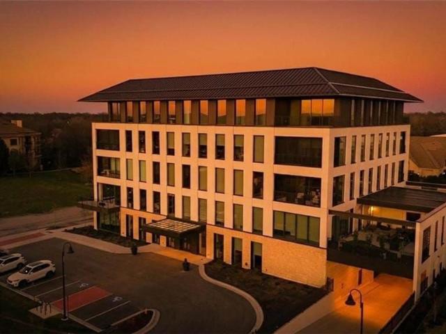 4951 W 134th Street #204, Leawood, USA, KS