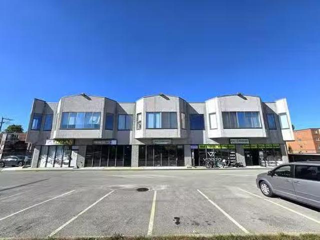 495 515 Boulevard Concorde Ouest, Laval, QC, H7N 5L9 commerc.