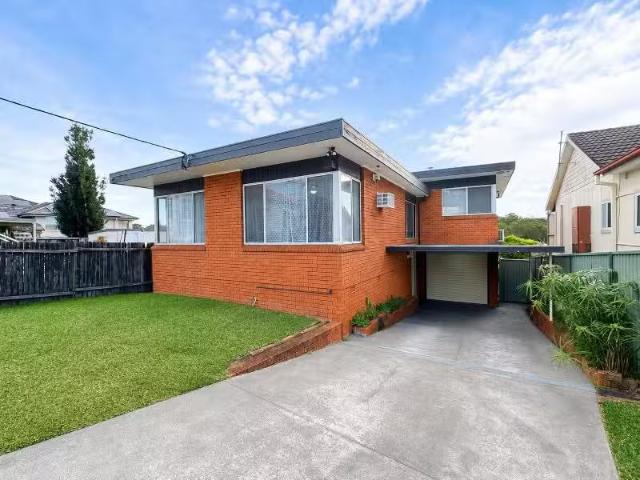 498 Henry Lawson Drive, East Hills House for rent Listed by C.