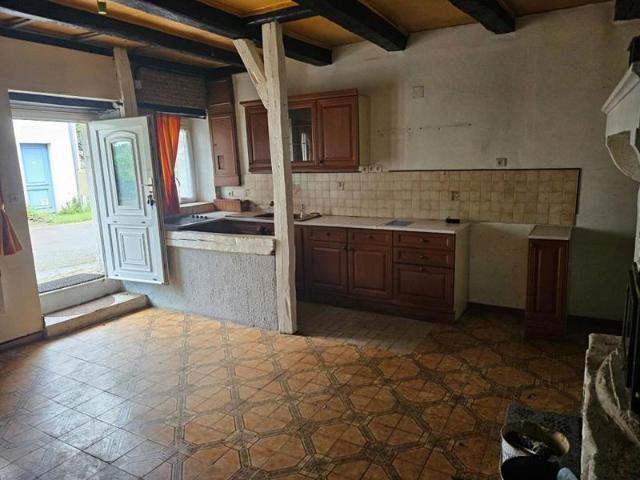 49 900, Maison à RENOVER, proximité Mirebeau, Dampierre et Flée