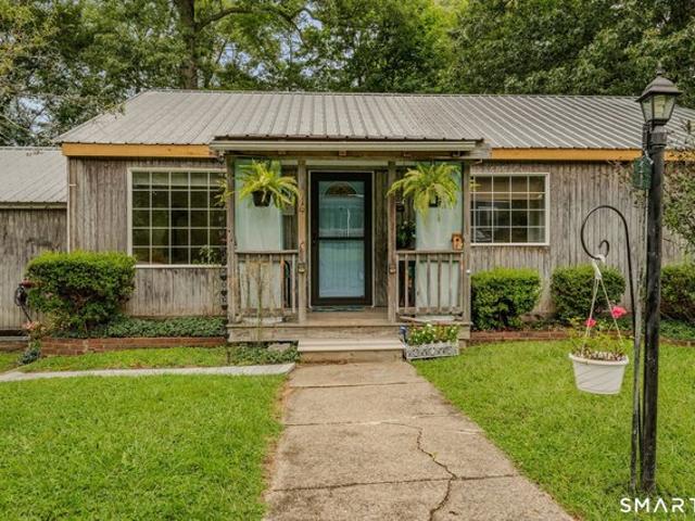 4 Marilyn Rd, Waterford, CT 06385