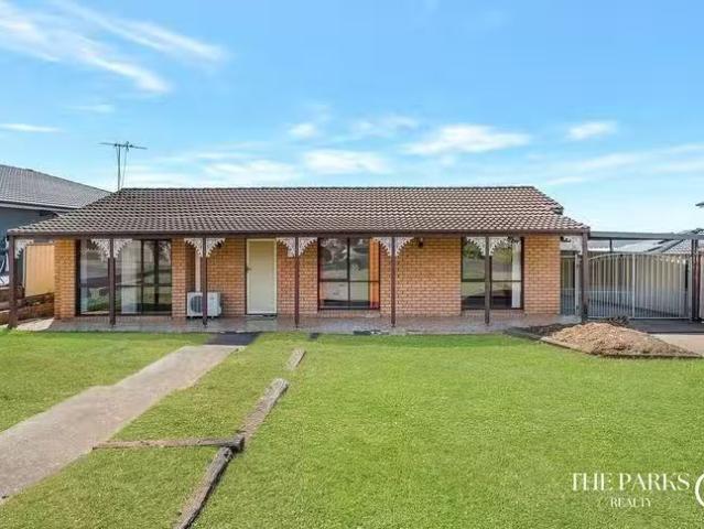 4 Moffitt Crescent, Edensor Park, NSW 2176