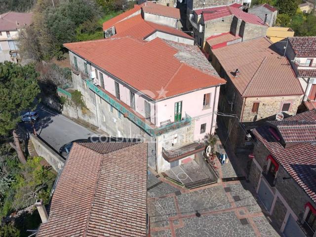 4 o pi locali in vendita a Lustra