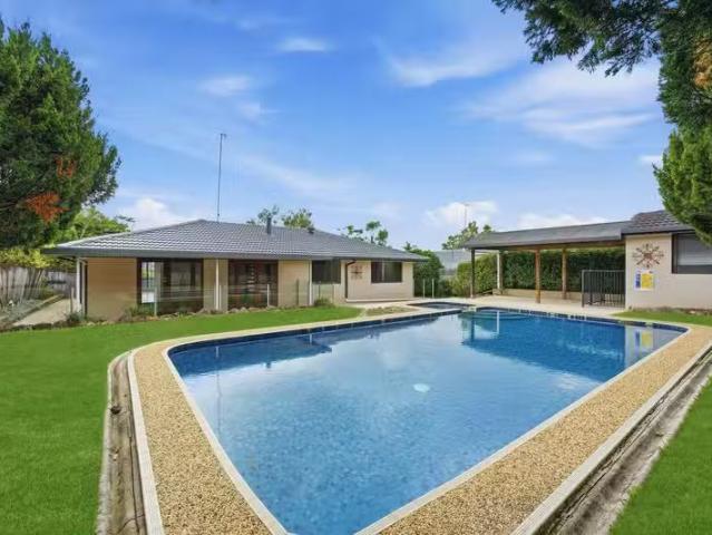 4 Ocean View St, BENOWA, QLD 4217 House Leased
