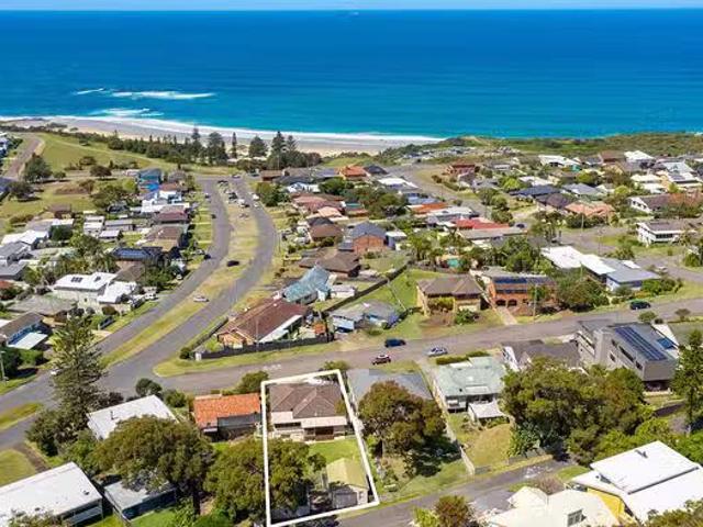 4 Ocean View Parade, Caves Beach, NSW 2281