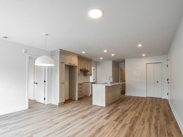 4½ à louer — 261 Rue Beauvilliers, app. 8
