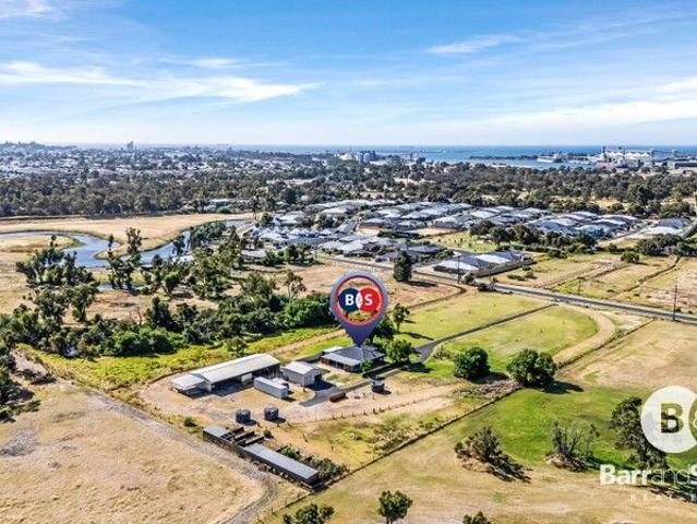 4 Acre Property Just Moments from CBD!