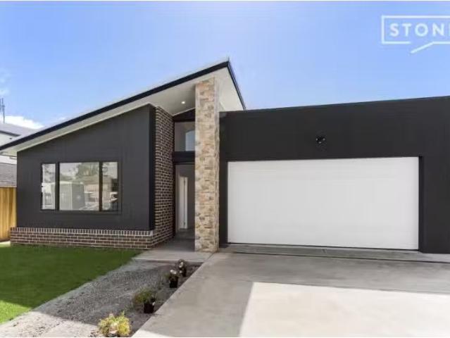 4 Aquata Street, Chisholm House for rent Listed by Carmen Jac.