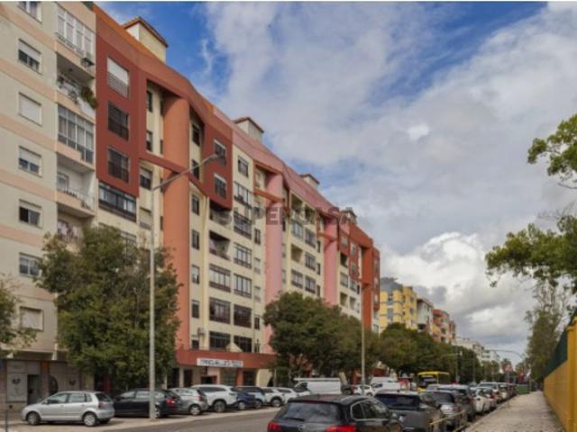 4 Assoalhadas, mobilado e equipado, edifício com elevador, na zona do Hospital de São Bernardo