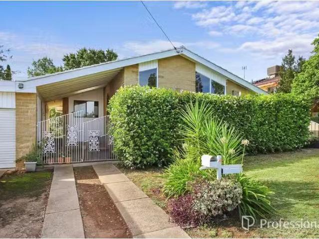 4 Barreng Street, HILLVUE House for rent Listed by Erin Watso.