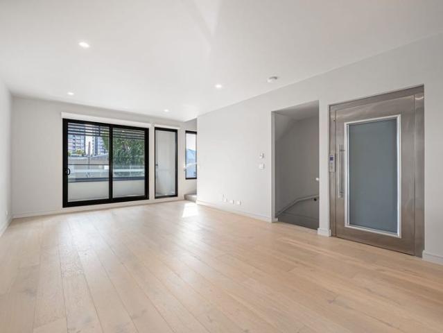 4 bed 4 bath with lift Townhouse available NOW