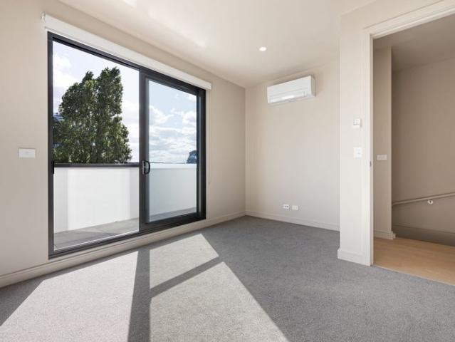 4 bed 4 bath with lift Townhouse available NOW