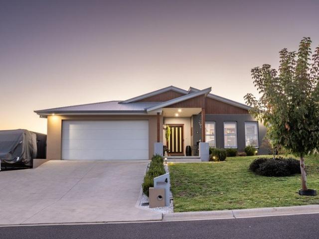 4 Bed, 2 Bath, 3 Garages in sort after area of Marsden Estate/Kelso