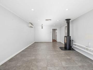 4 bed, 2 bath family home with fireplace and ducted AC large shedding, Just a 5 minute walk to mt barker main st public transport shops $750 per week